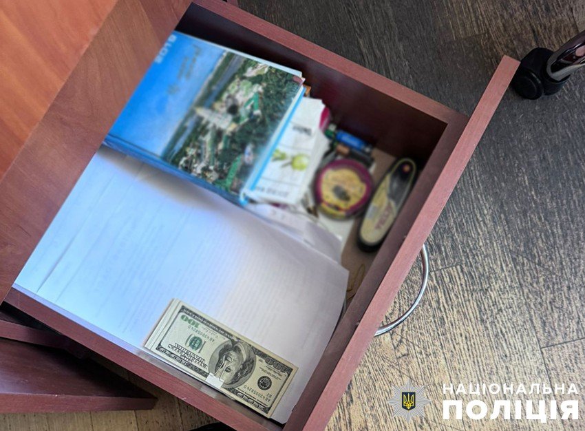 Чоловік вимагав за свої послуги 2 тисячі доларів хабара