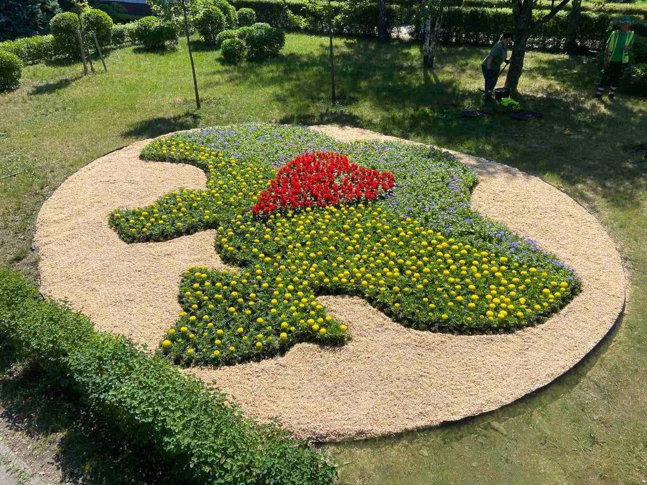 На Дарниці висадили патріотичні квіткові клумби