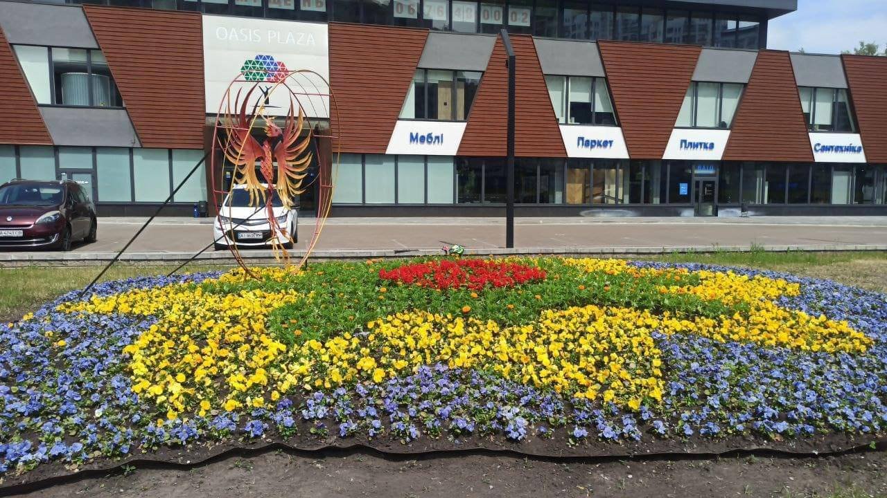 На Дарниці висадили патріотичні квіткові клумби