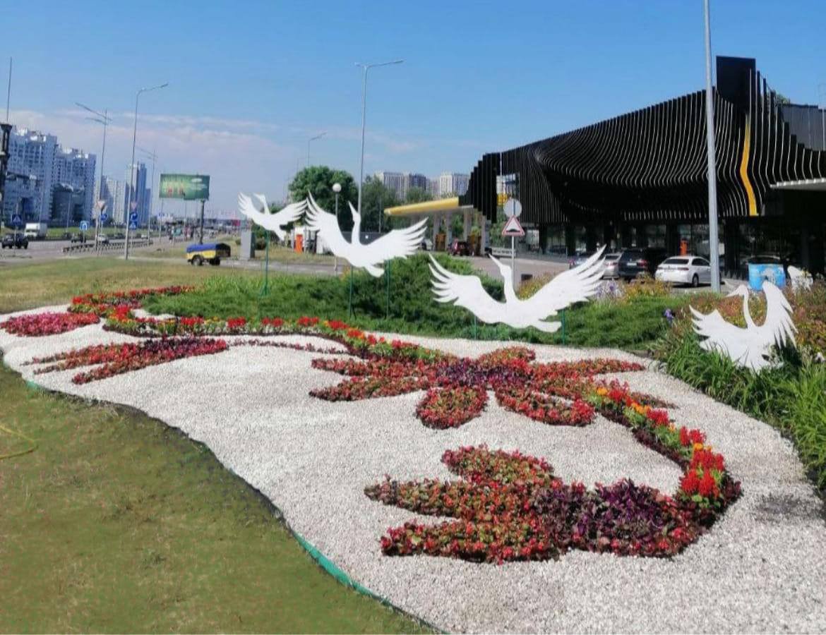 На Дарниці висадили патріотичні квіткові клумби