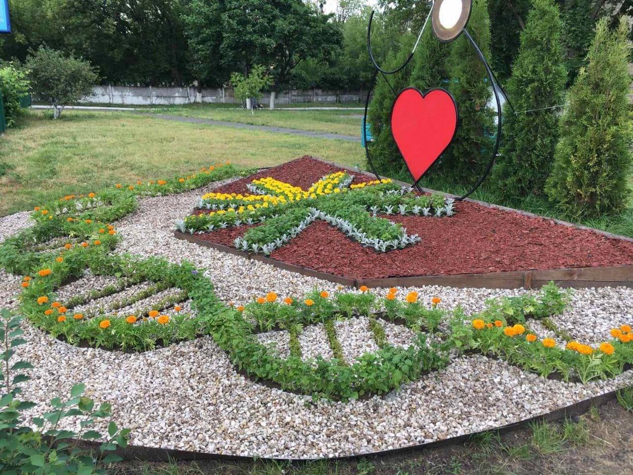 На Дарниці висадили патріотичні квіткові клумби