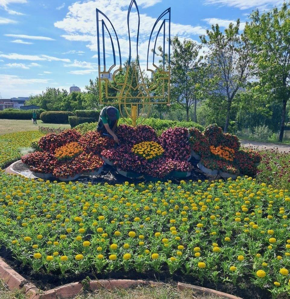 На Дарниці висадили патріотичні квіткові клумби