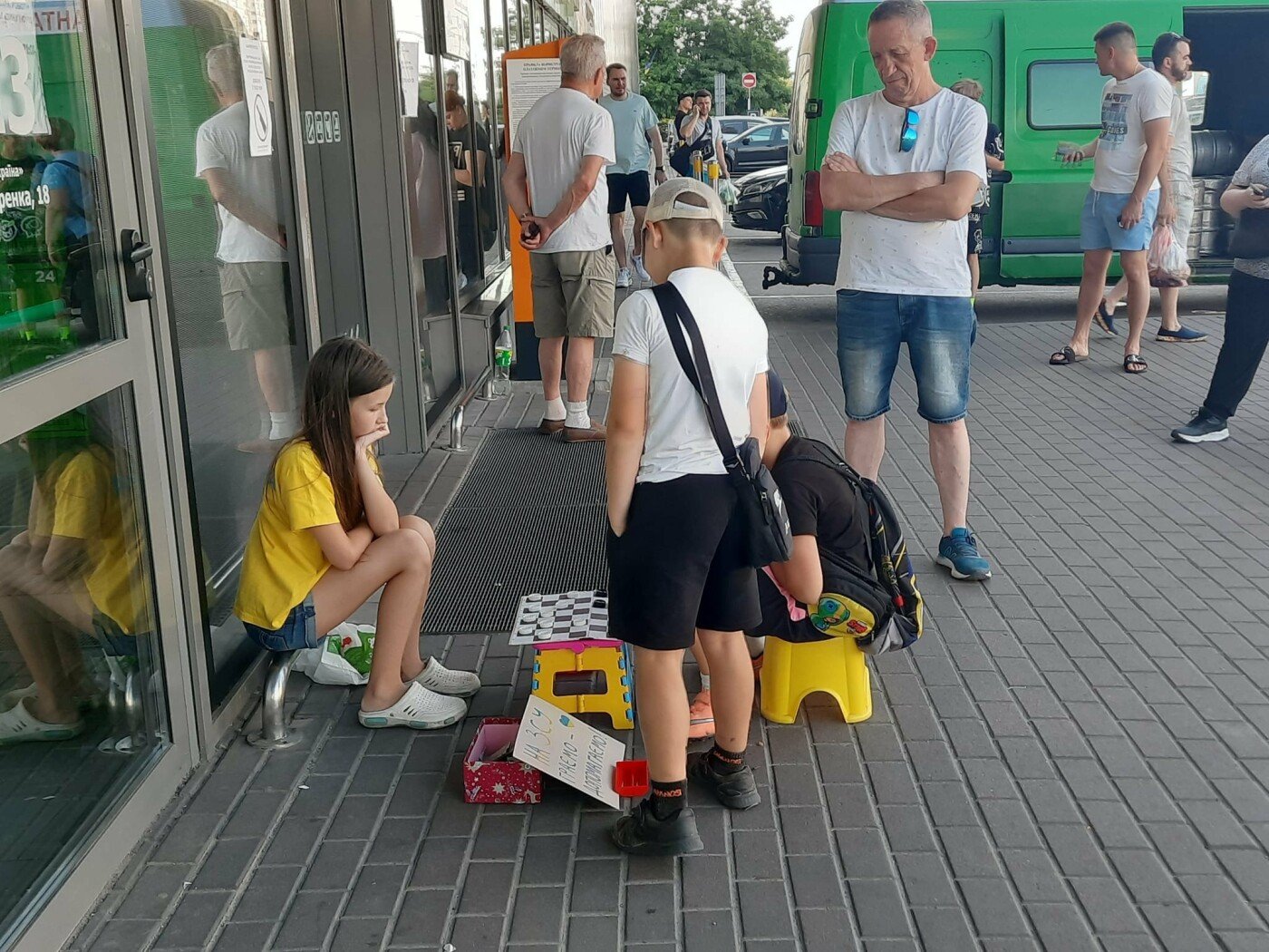 Валерія Єжова збирає донати на ЗСУ грою в шашки