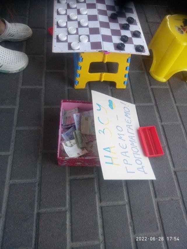 Валерія Єжова збирає донати на ЗСУ грою в шашки