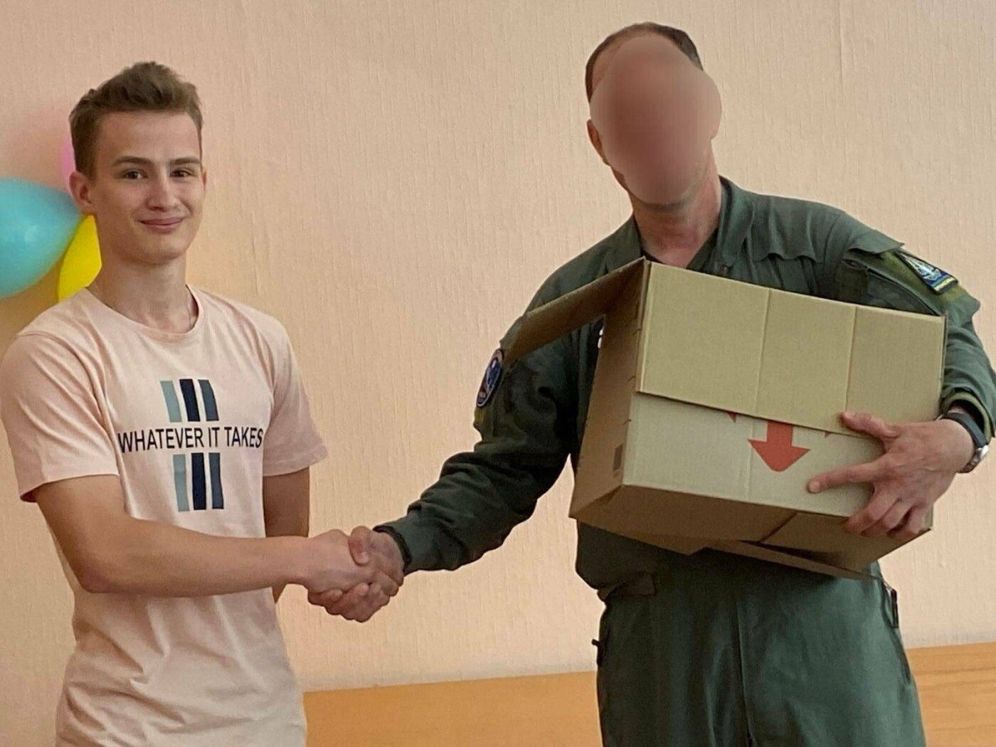 Київські школярі відмовилися від букетів на випускний та закупили медзасоби для військових