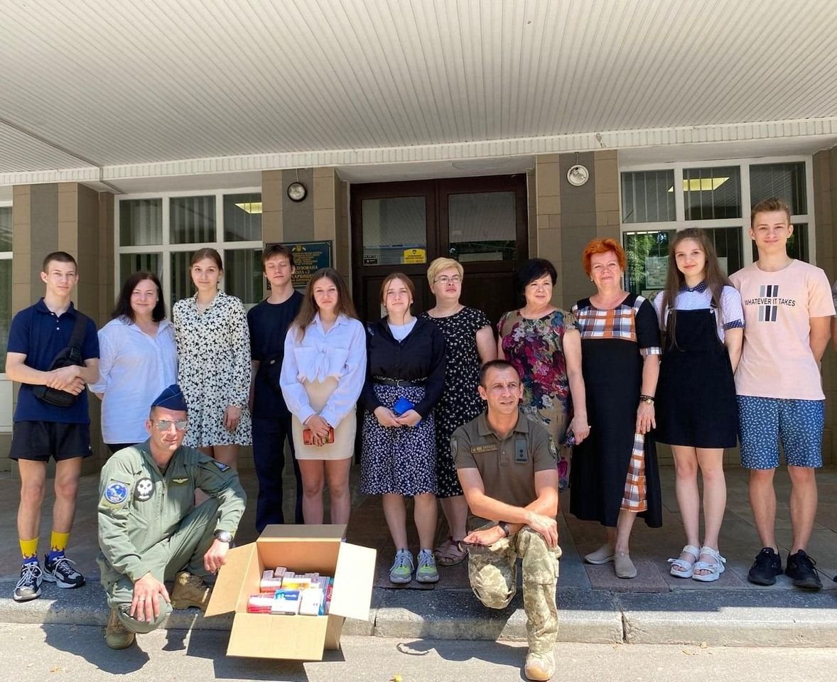 Київські школярі відмовилися від букетів на випускний та закупили медзасоби для військових