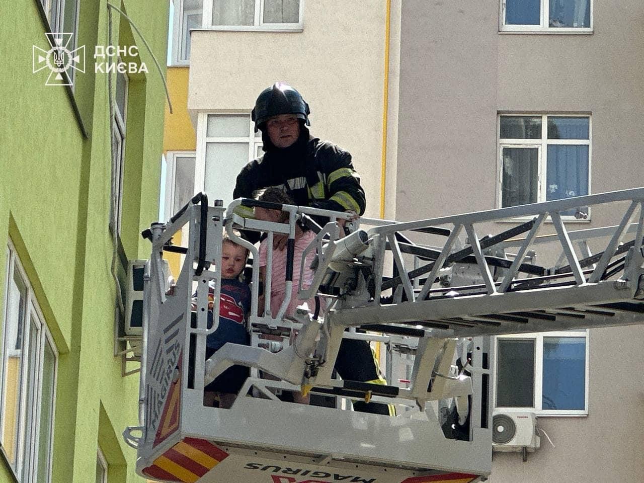На Соломʼянці у багатоповерхівці сталась пожежа