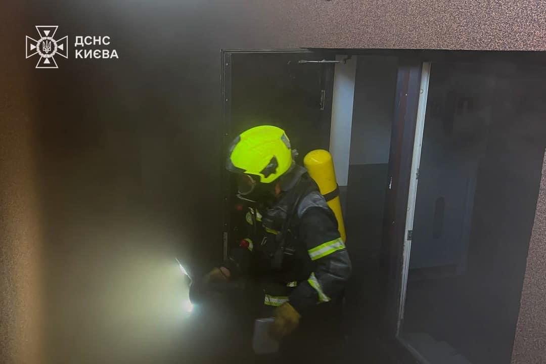 На Соломʼянці у багатоповерхівці сталась пожежа