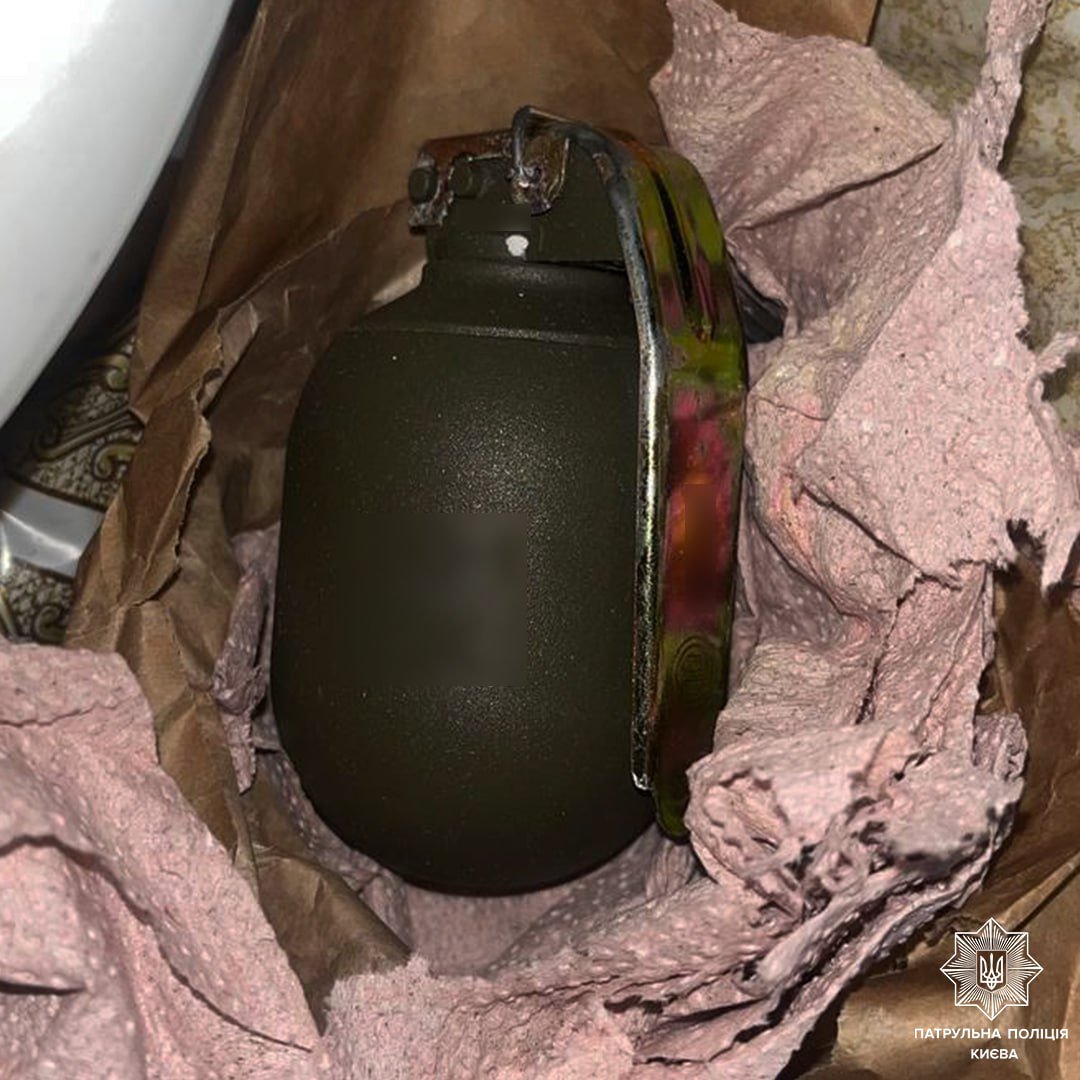 У столиці жінка в підʼїзді виявила гранату