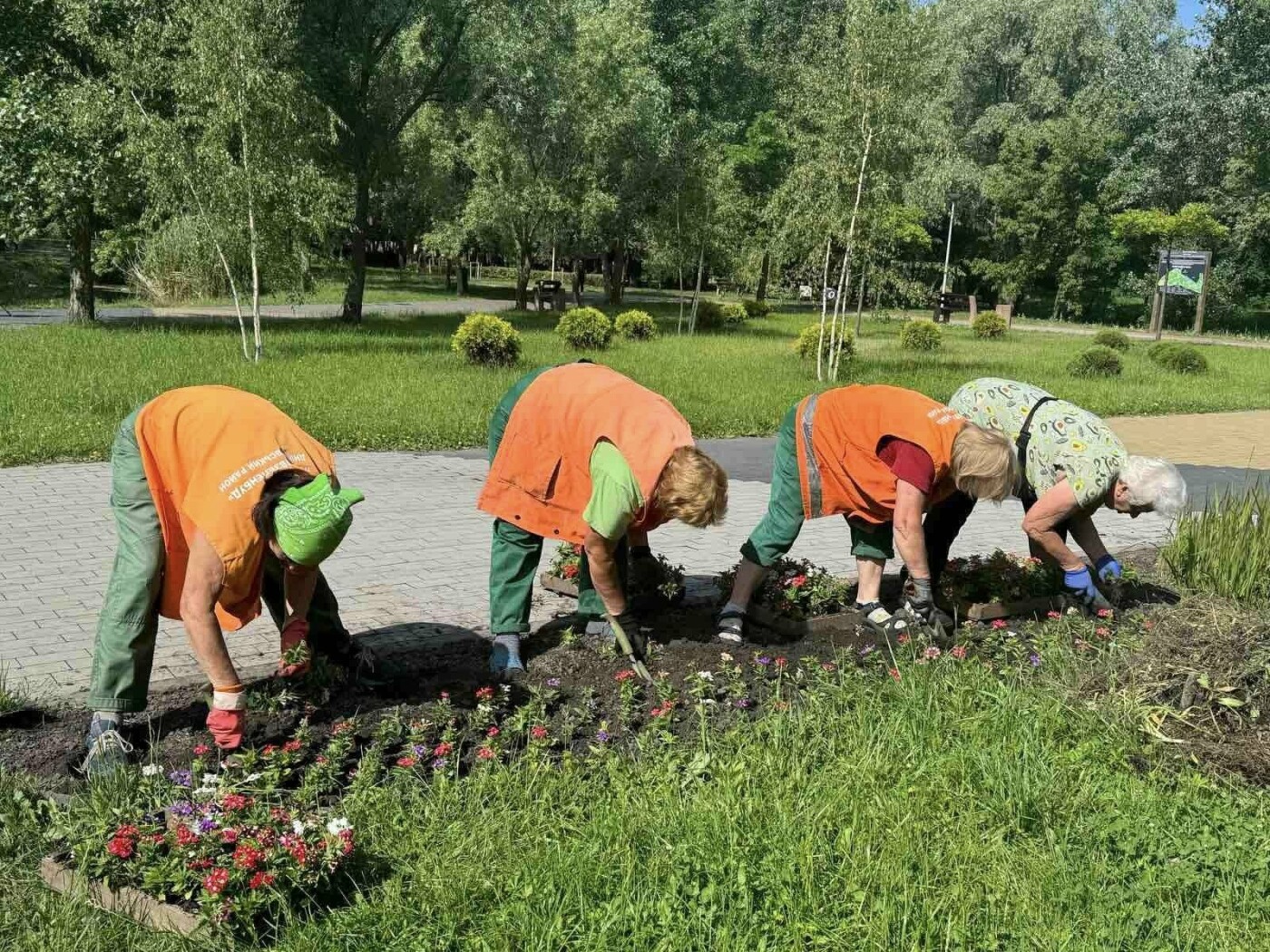Комунальники висаджують нові квіти