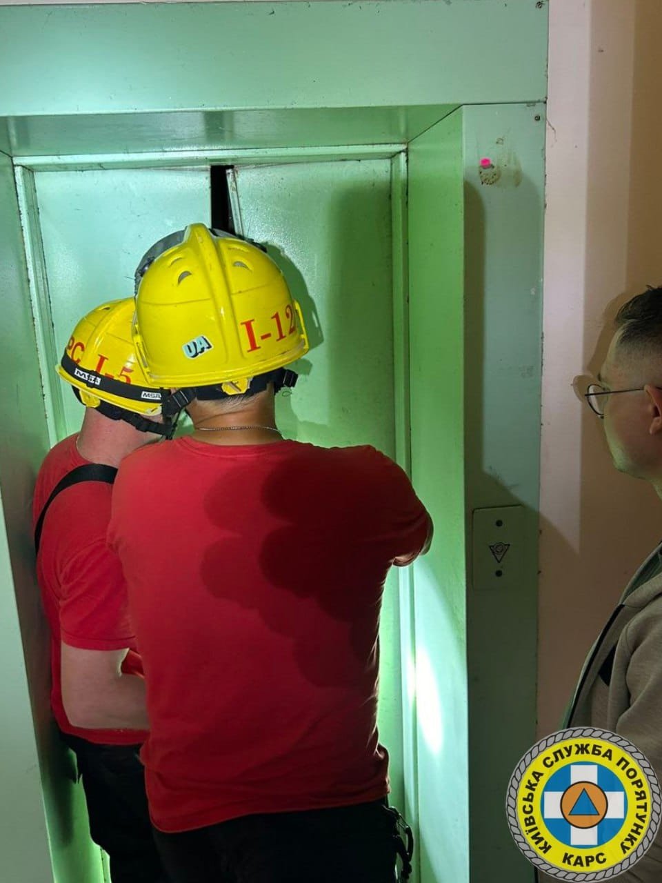 У Києві рятувальники витягли жінку та малюка, які застрягли в ліфті