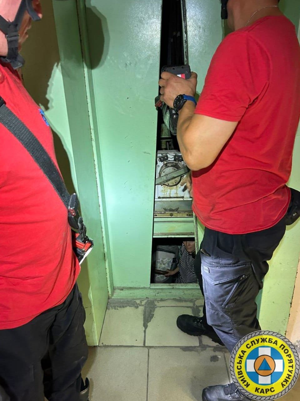 У Києві рятувальники витягли жінку та малюка, які застрягли в ліфті