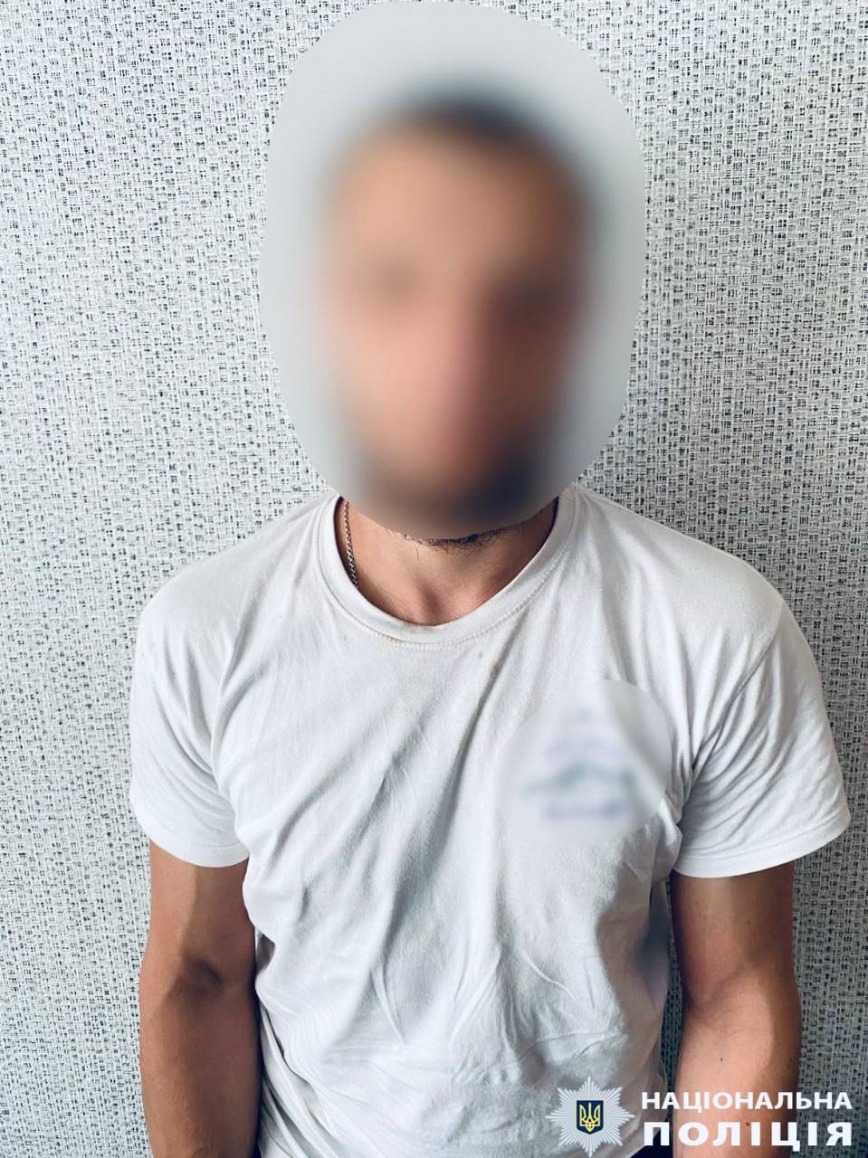 Один з чоловіків побив жінку, а потім затягнув її до машини