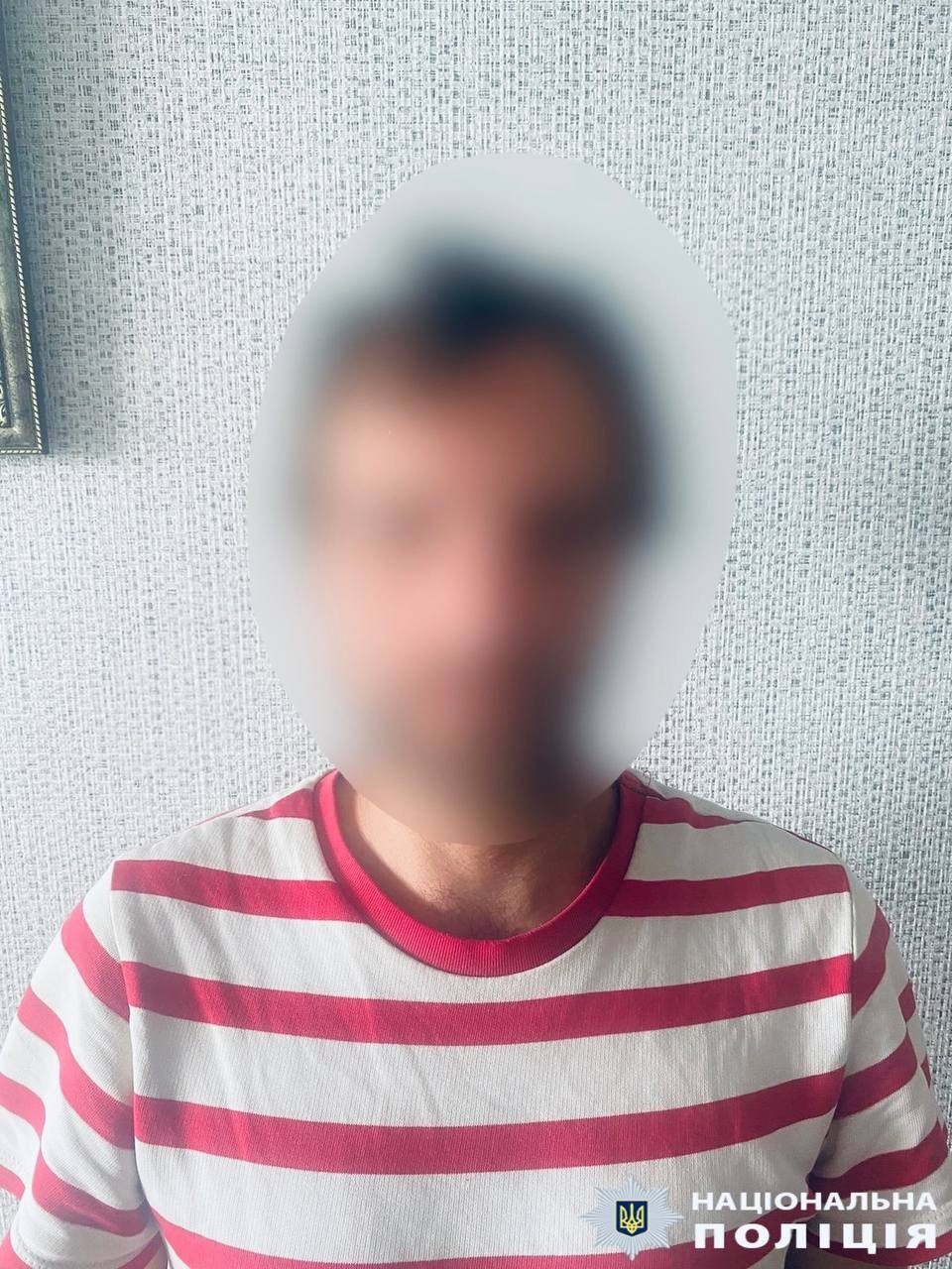 Один з чоловіків побив жінку, а потім затягнув її до машини