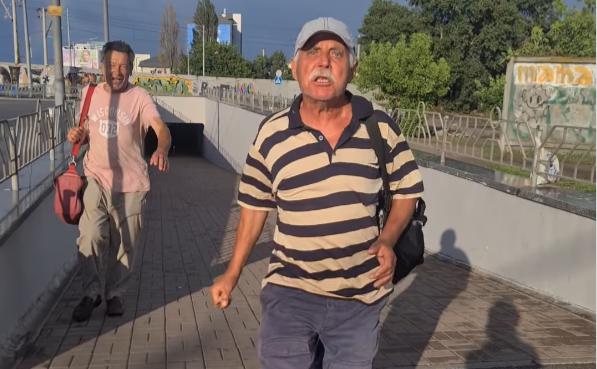 У Києві поліцейські затримали пенсіонера-українофоба, який напав на волонтерку