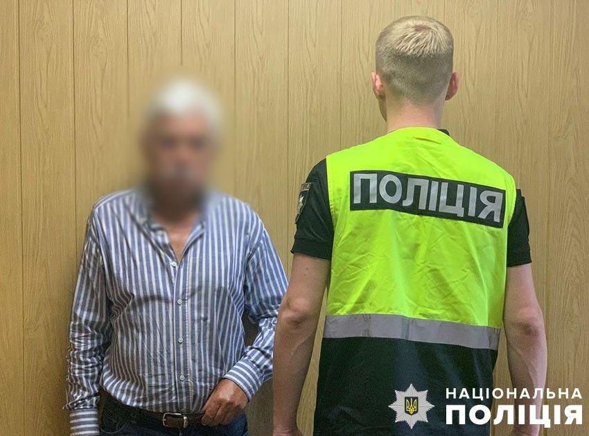 У Києві поліцейські затримали пенсіонера-українофоба, який напав на волонтерку