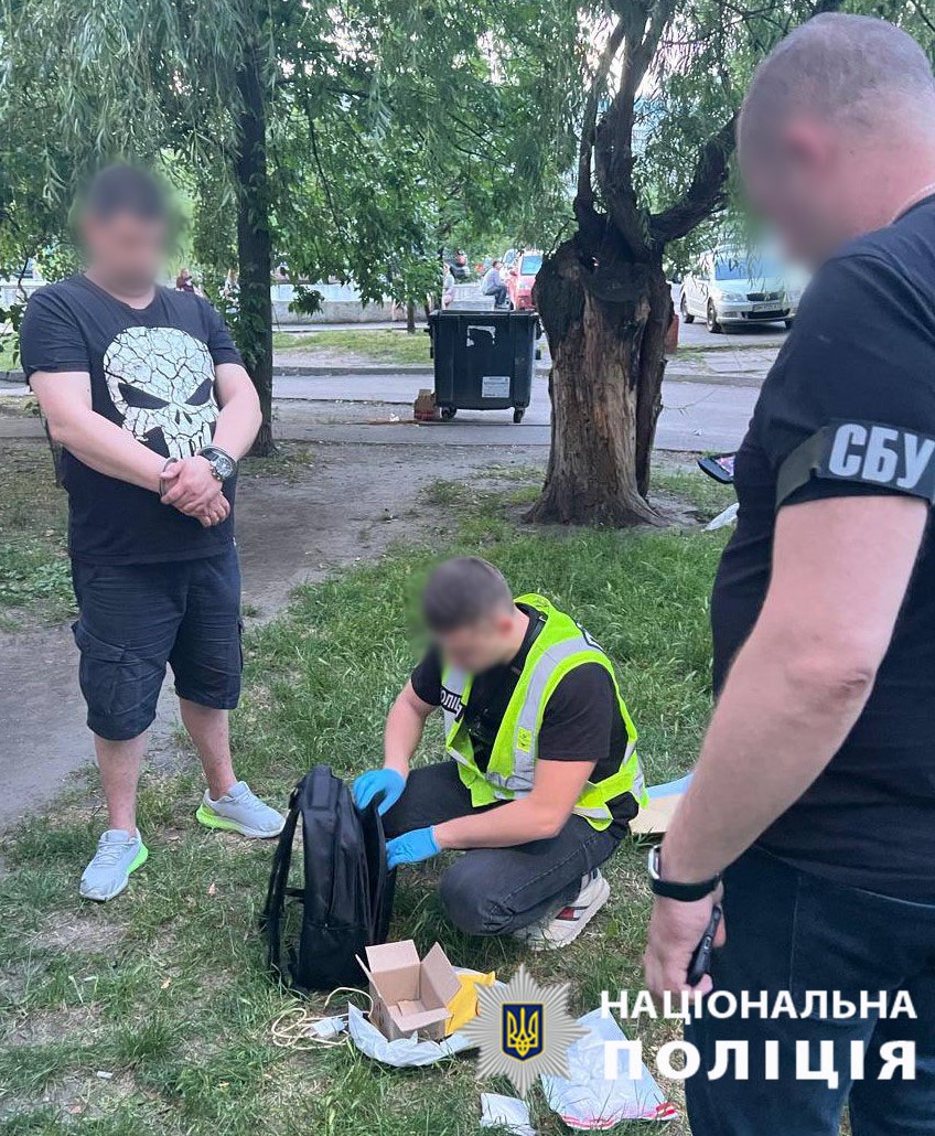 Під час обшуків у фігурантів вилучили наркотики, гроші та лабораторне обладнання
