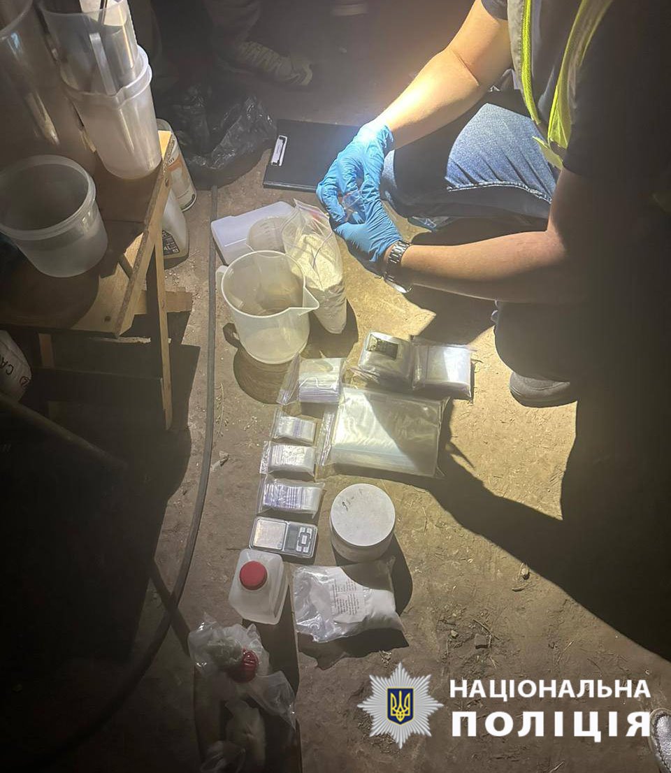 Під час обшуків у фігурантів вилучили наркотики, гроші та лабораторне обладнання