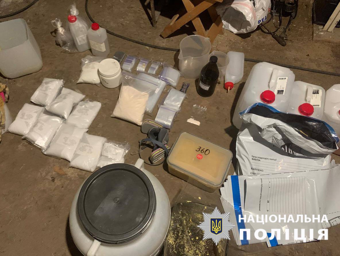 Під час обшуків у фігурантів вилучили наркотики, гроші та лабораторне обладнання