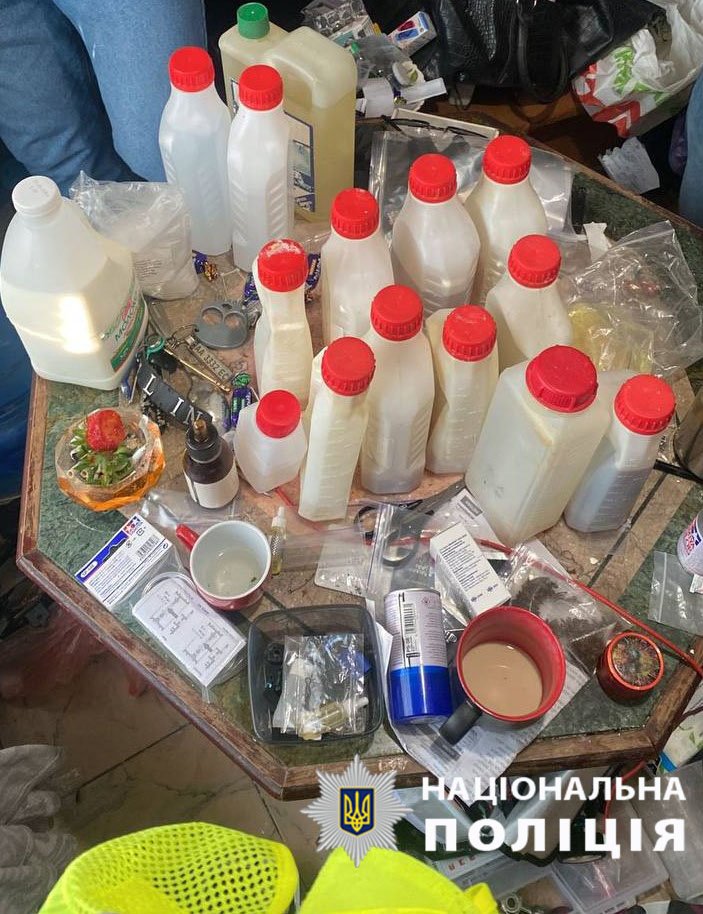 Під час обшуків у фігурантів вилучили наркотики, гроші та лабораторне обладнання