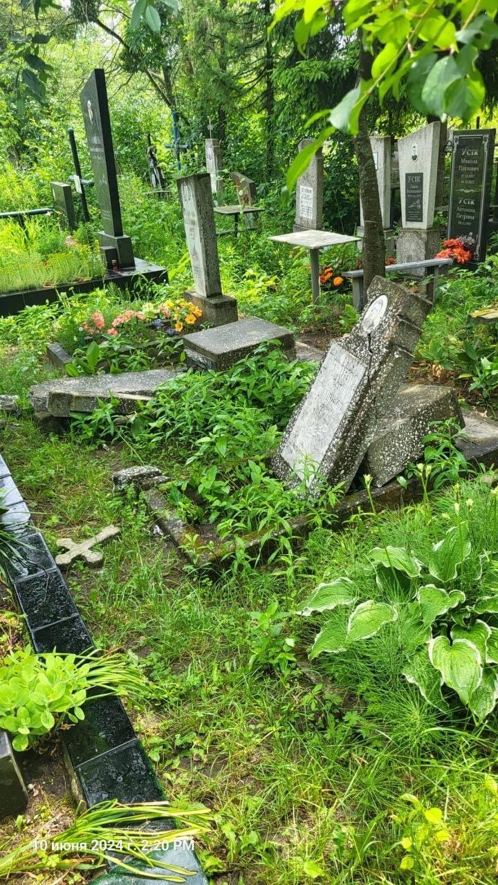 У Броварах невідомо пошкодили надгробки