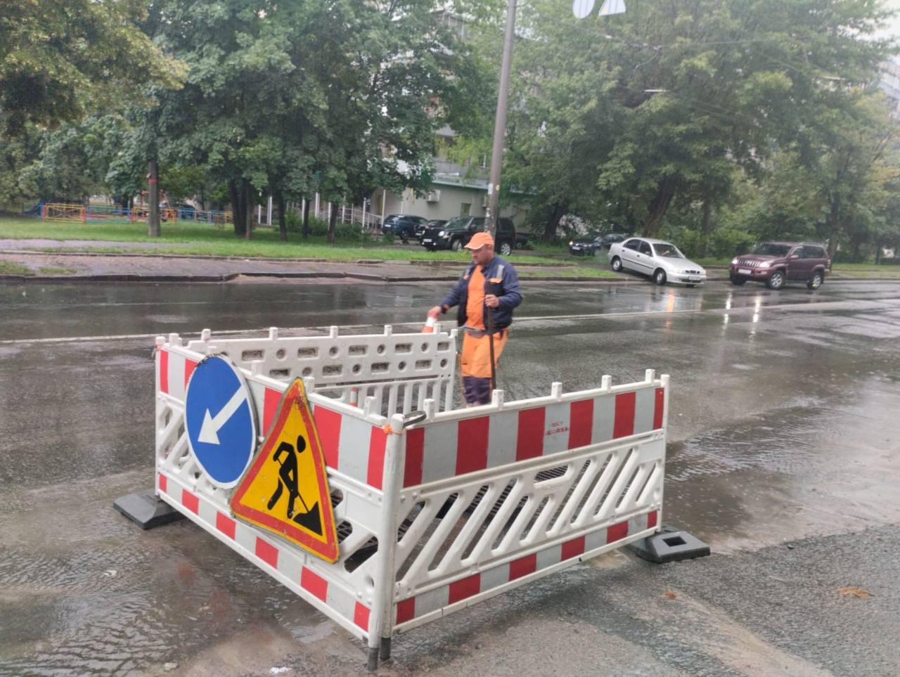 Комунальники ліквідовують наслідки негоди