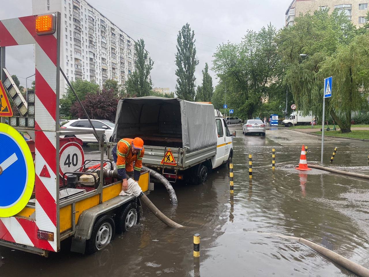 Комунальники ліквідовують наслідки негоди