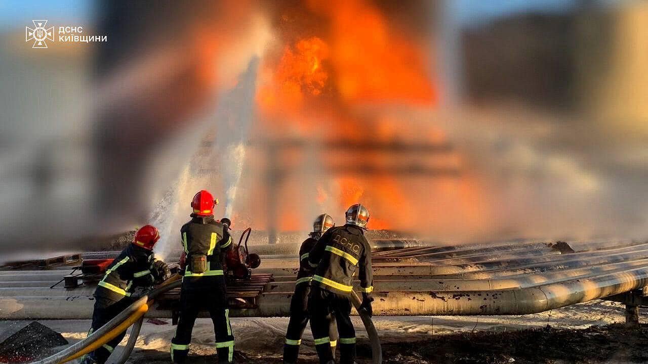 Палає вогонь на промисловому об'єкті