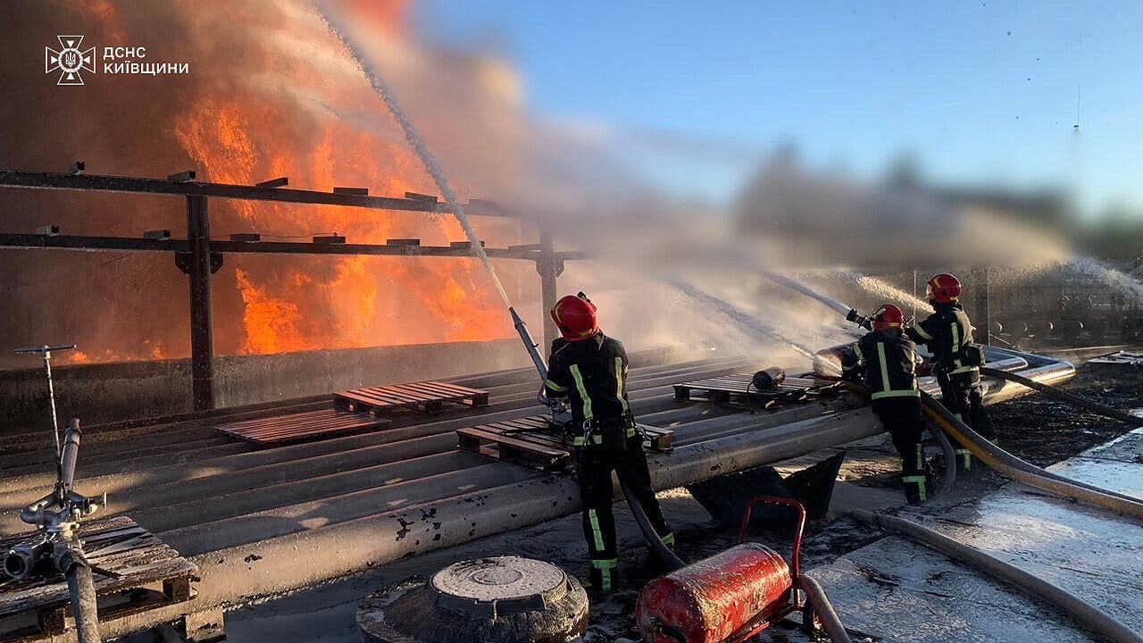 Палає вогонь на промисловому об'єкті