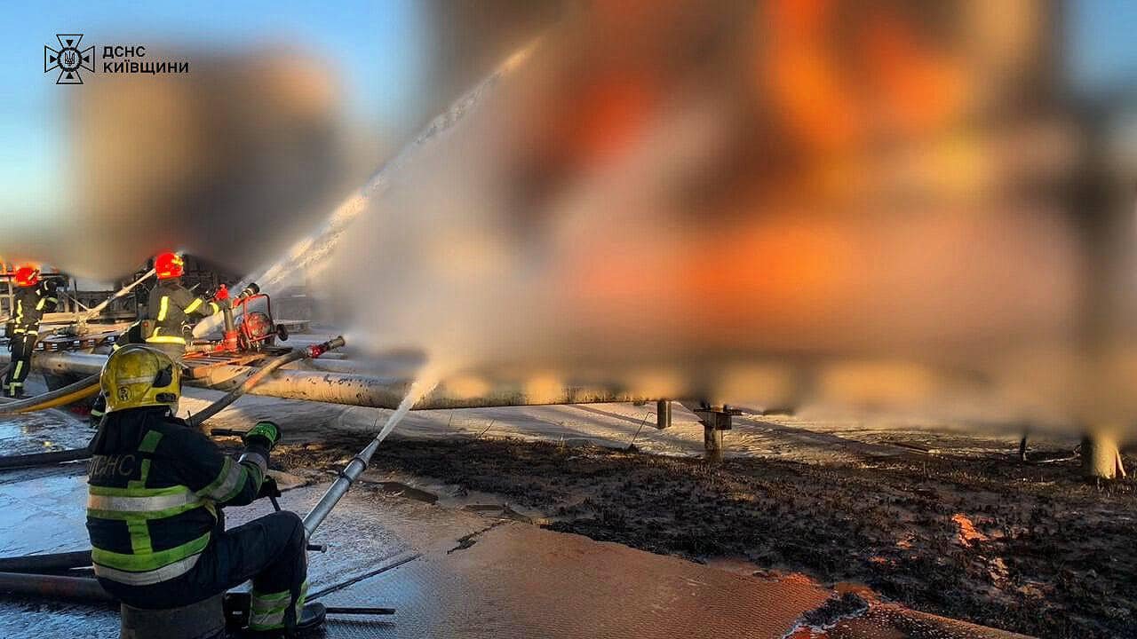 Палає вогонь на промисловому об'єкті