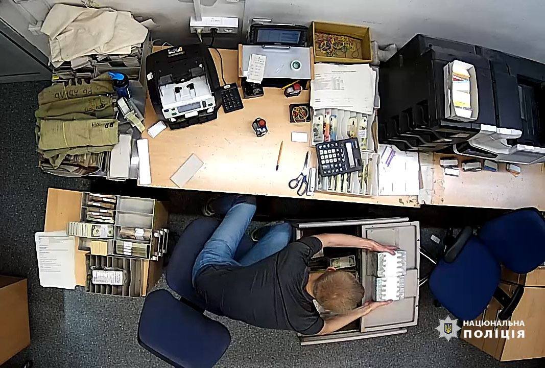 У столиці працівник банку виніс з установи 400 тисяч доларів