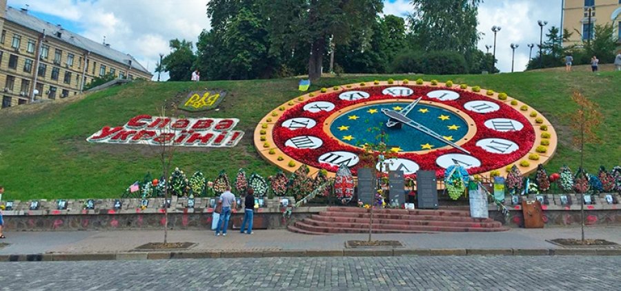 Квітковий годинник на Алеї Небесної Сотні