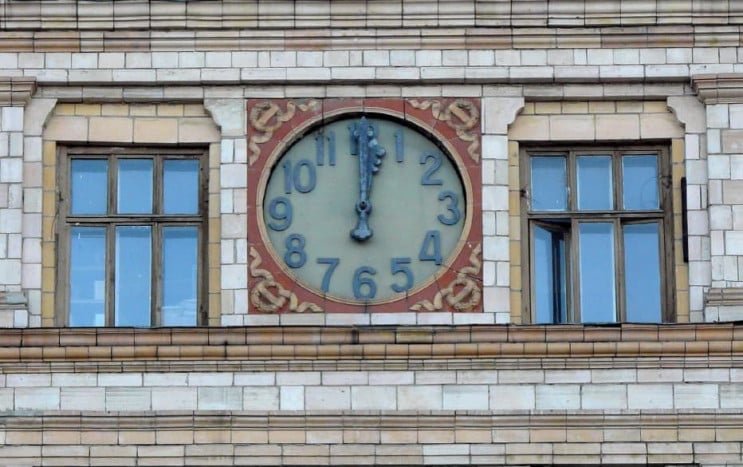 Годинник на фасаді Інституту історії