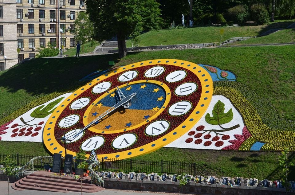 Квітковий годинник на Алеї Небесної Сотні