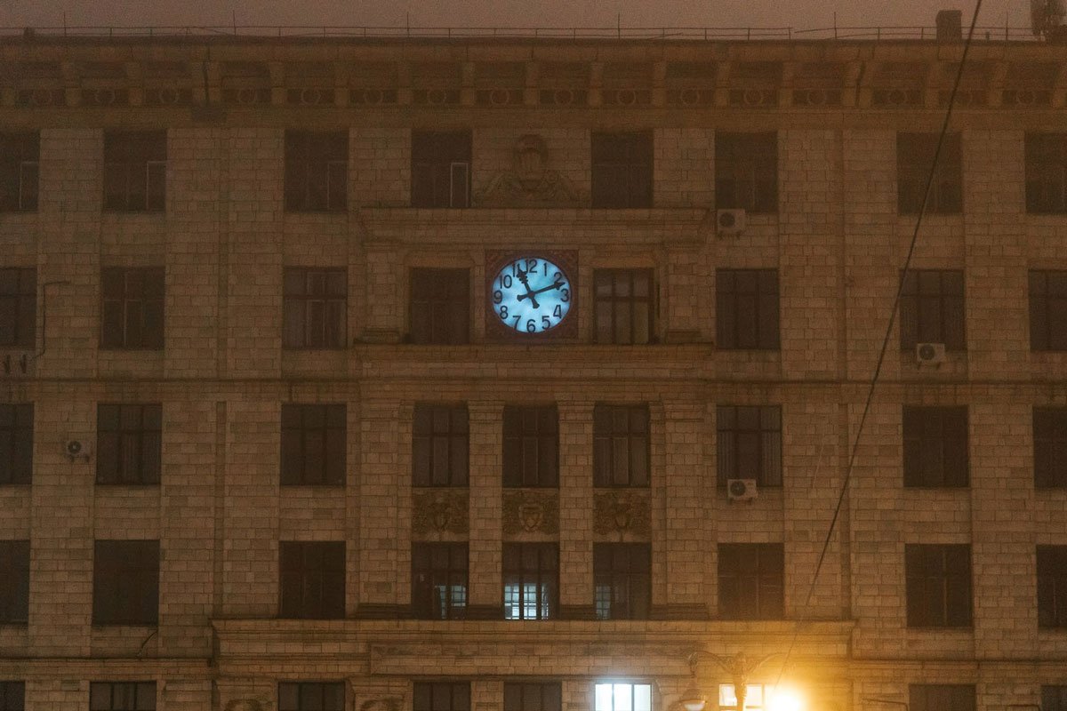 Годинник на фасаді Інституту історії
