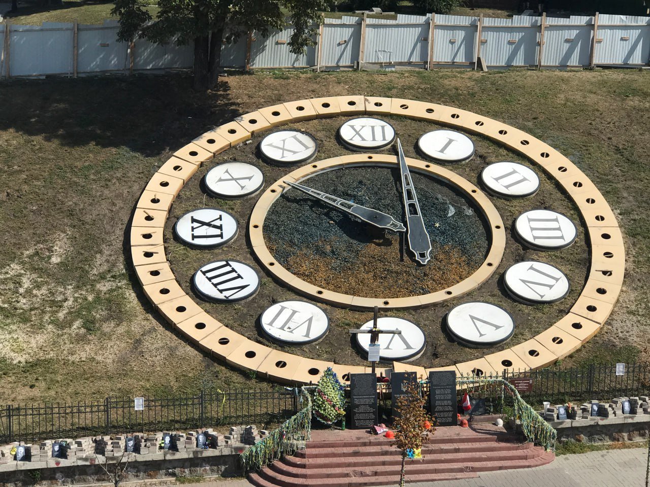 Квітковий годинник на Алеї Небесної Сотні