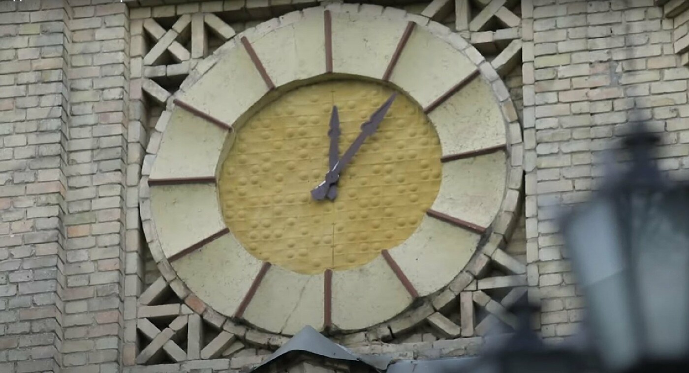 Годинник на фасаді Київського політехнічного університету