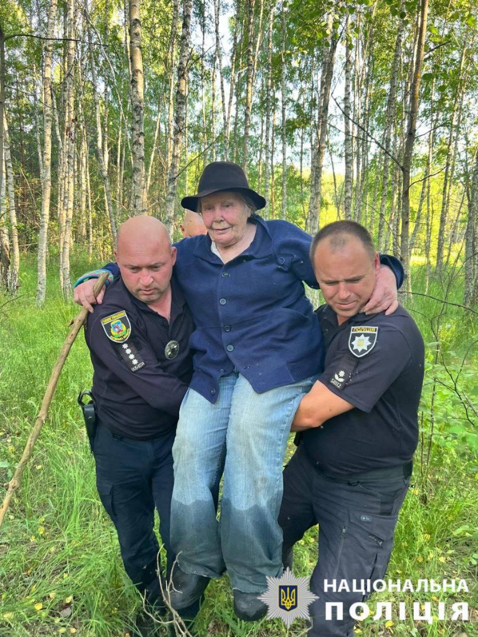 Під Києвом розшукали бабусю,яка заблукала в лісі