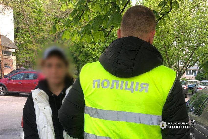 У столиці затримали жінку, яка ошукувала літніх людей
