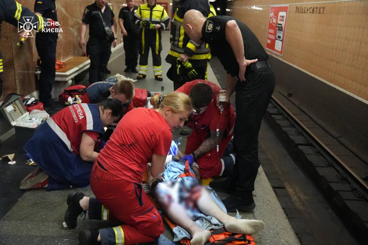 У Києві рятувальники деблокували чоловіка, який потрапив під поїзд в метро