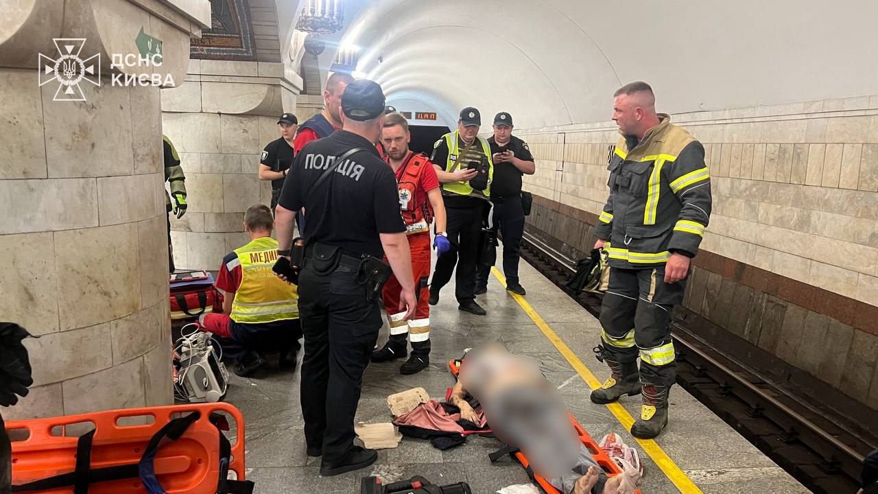 У столиці рятувальники деблокували тіло жінки з-попід поїзда метро
