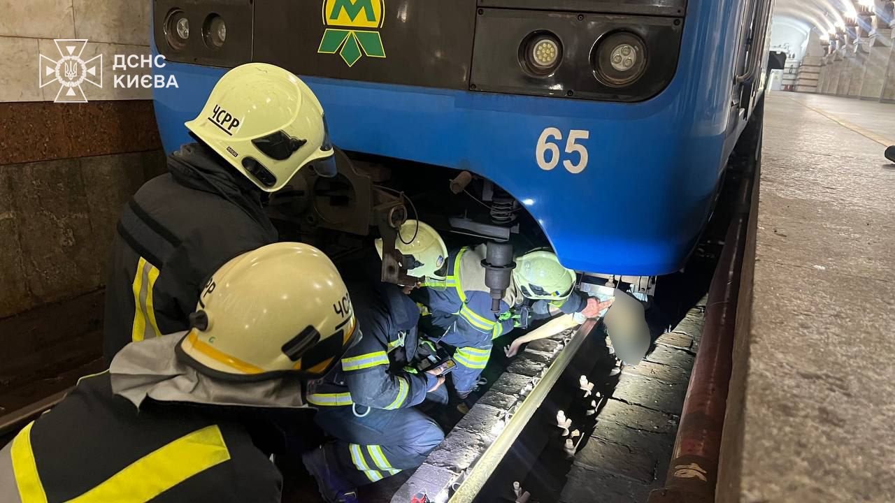 У столиці рятувальники деблокували тіло жінки з-попід поїзда метро