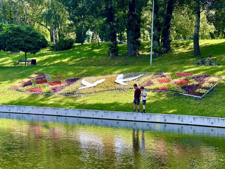 У Києві створили квітник у формі вишитого рушника