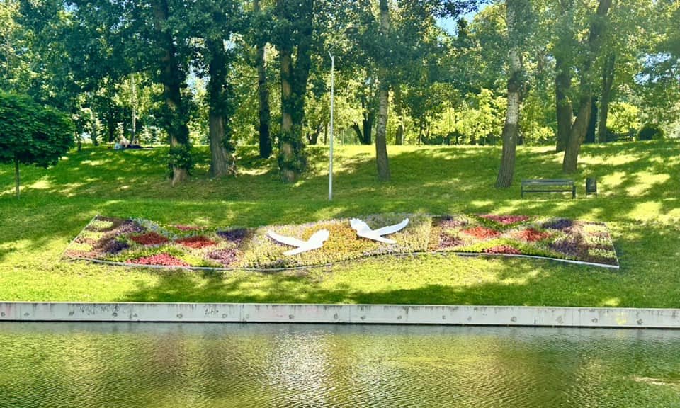 У Києві створили квітник у формі вишитого рушника