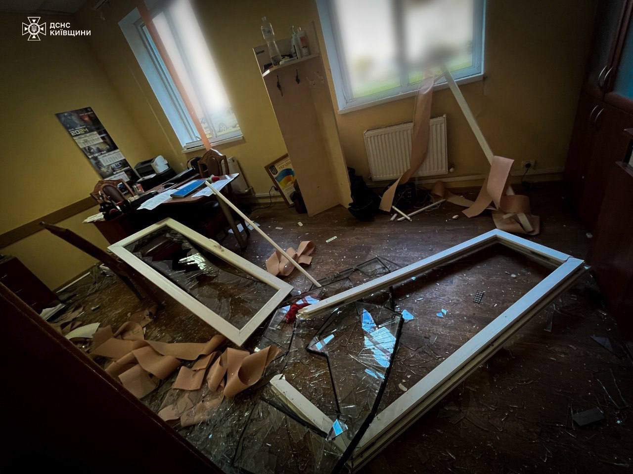 У Київській області під ворожий удар потрапила будівля пожежної частини