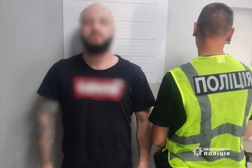 У Києві затримали трьох чоловіків, які напали, пограбували та викрали іноземця