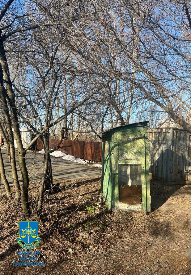 Власник без дозволу поназводив тут кілька споруд