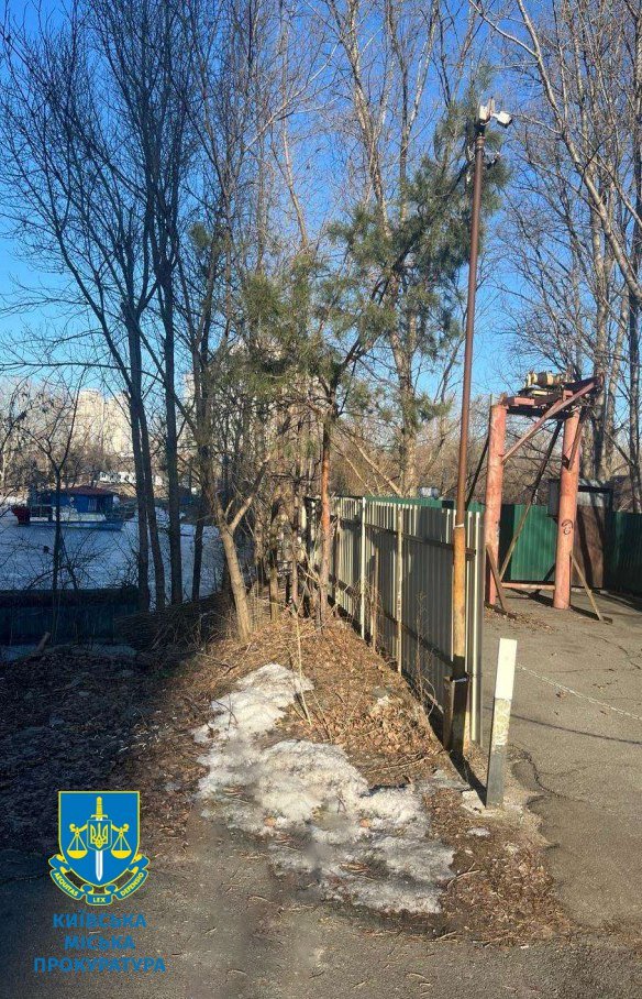 Власник без дозволу поназводив тут кілька споруд