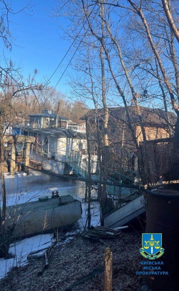 Власник без дозволу поназводив тут кілька споруд