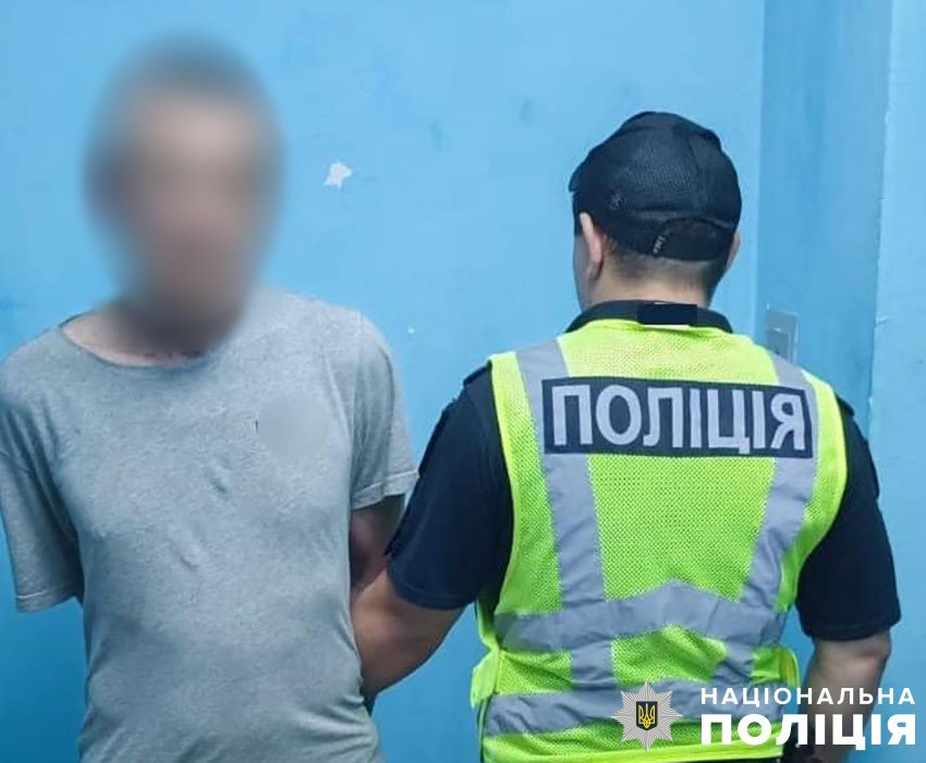 Грабіжник напав на пенсіонера у під'їзді